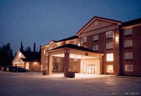 Woodlands Inn & Suites Fort Nelson Exterior photo