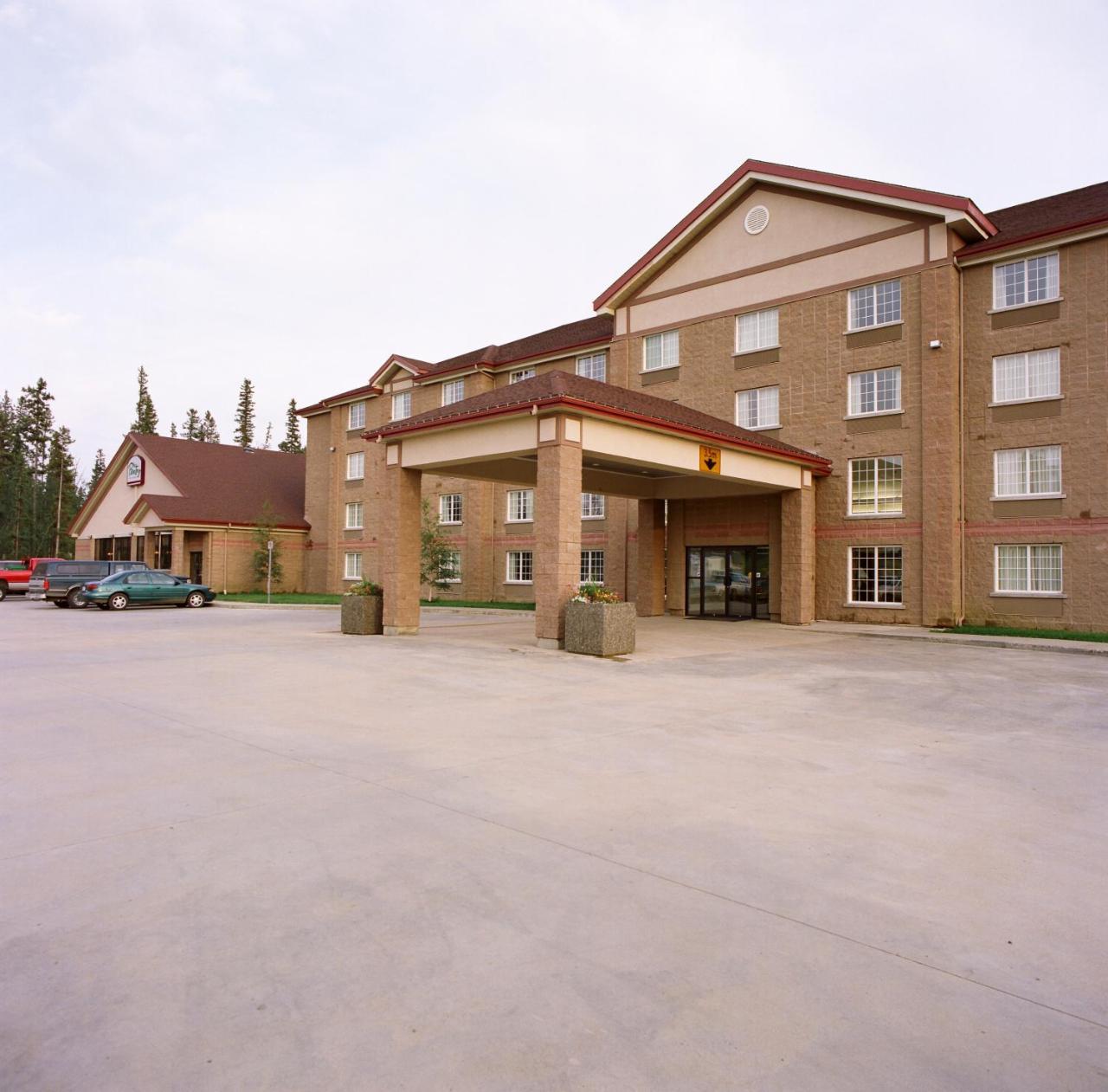 Woodlands Inn & Suites Fort Nelson Exterior photo