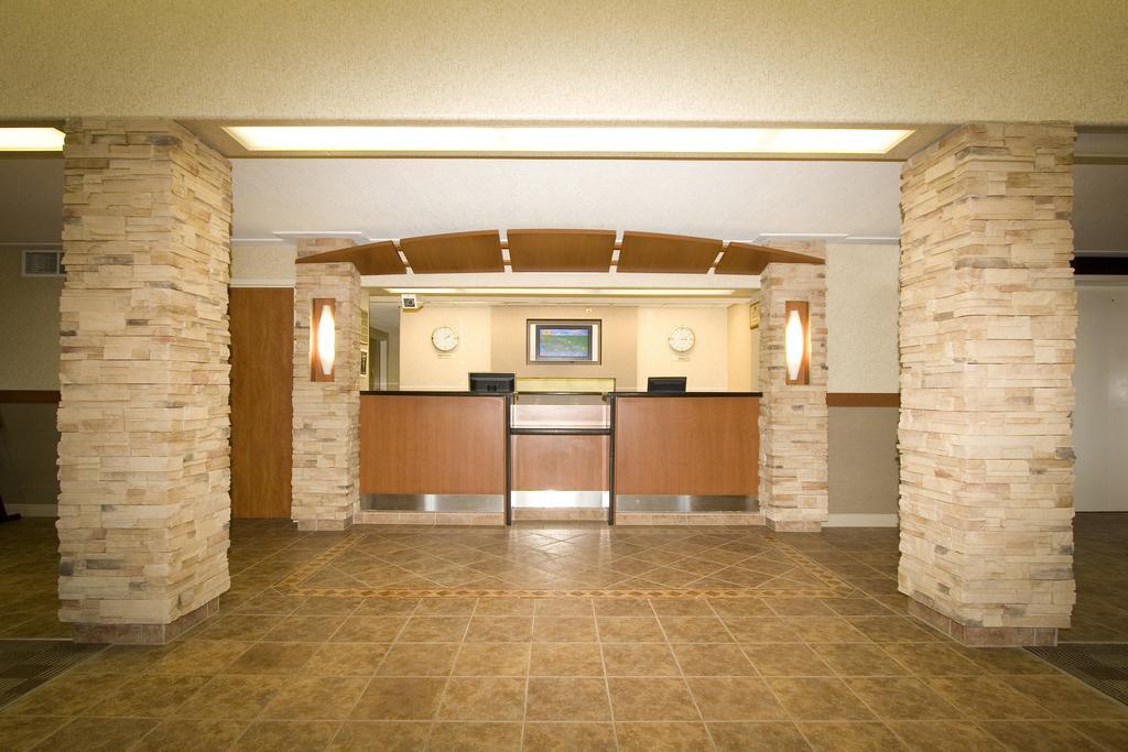Woodlands Inn & Suites Fort Nelson Exterior photo