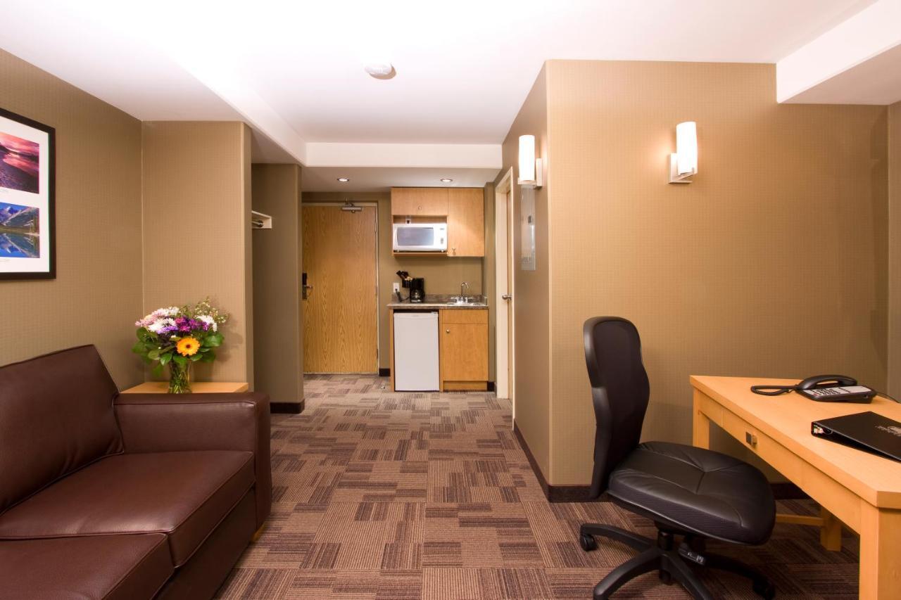 Woodlands Inn & Suites Fort Nelson Exterior photo
